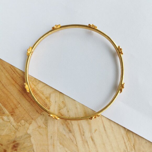 NEW Julie Vos Floral Bangle Bracelet Size M 24K Gold Plate - Picture 3 of 3